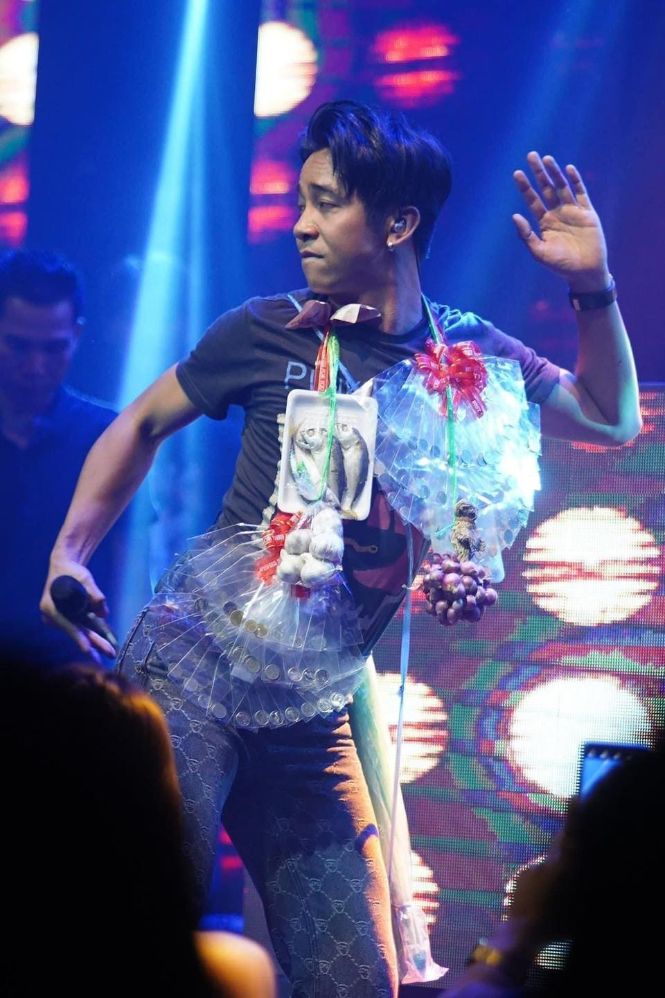 Nam ca sĩ 35 tuổi thường đi diễn ở các sân khấu có quy mô nhỏ tại các tỉnh thành khác nhau trên đất Thái và được đông đảo khán giả yêu mến bởi sự nhiệt huyết với âm nhạc cũng như người hâm mộ.