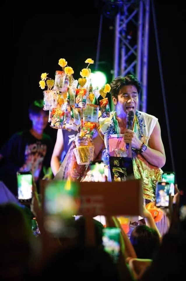 Nhiều netizen nói đùa: "Nhận được những món quà thế này thì về cũng mở tạp hóa được rồi".