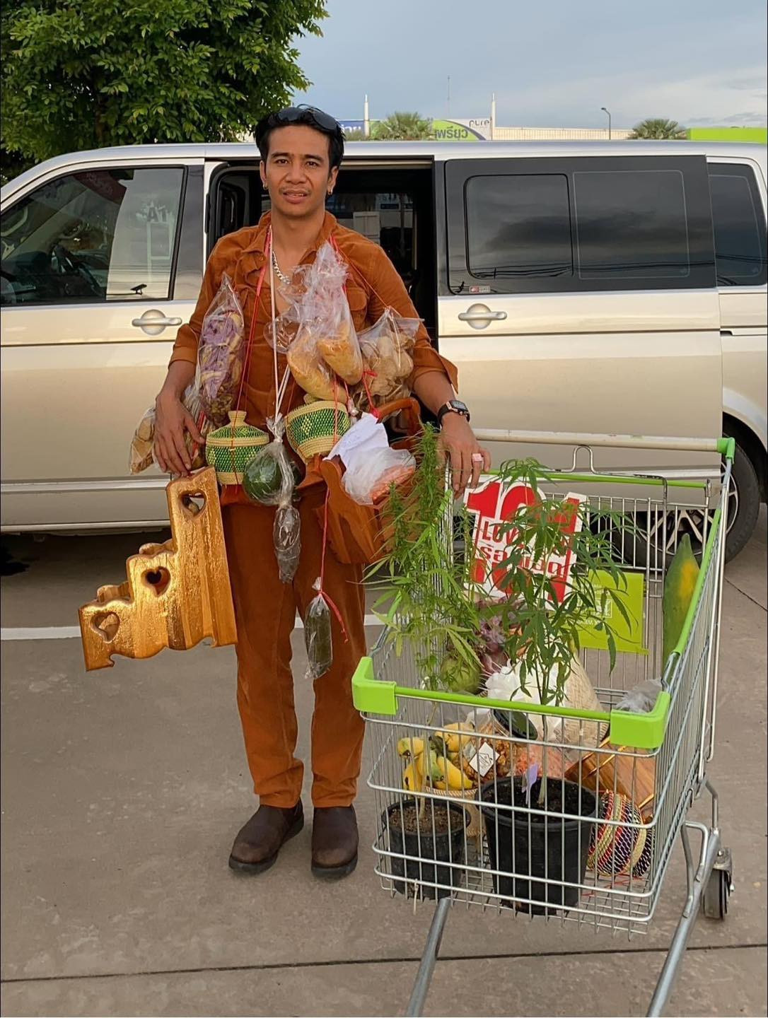 Nam ca sĩ thậm chí còn có cả một chiếc xe đẩy để gom số quà tặng mà fan tặng.