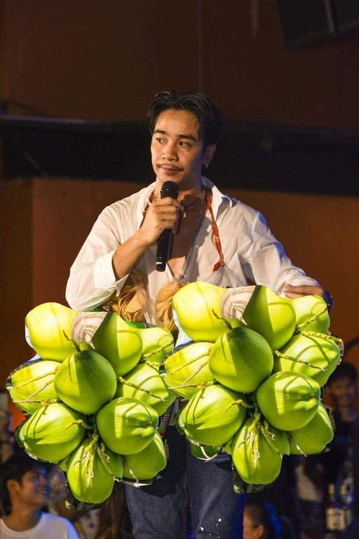 Kong Huayrai nổi tiếng hơn với những hình ảnh được khán giả tặng quà liên tục khi đang trình diễn trên sân khấu. Những món quà khiến ai nhìn thấy cũng phải trố mắt như bao dừa, bao than,...