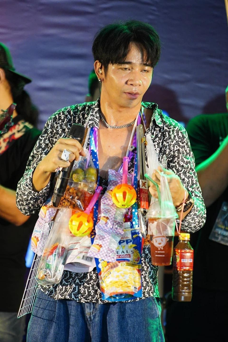 Fan của nam cã sĩ này tặng những món quà độc lạ vô cùng, từ snack, vỉ nướng, thậm chí cả mắm tôm.