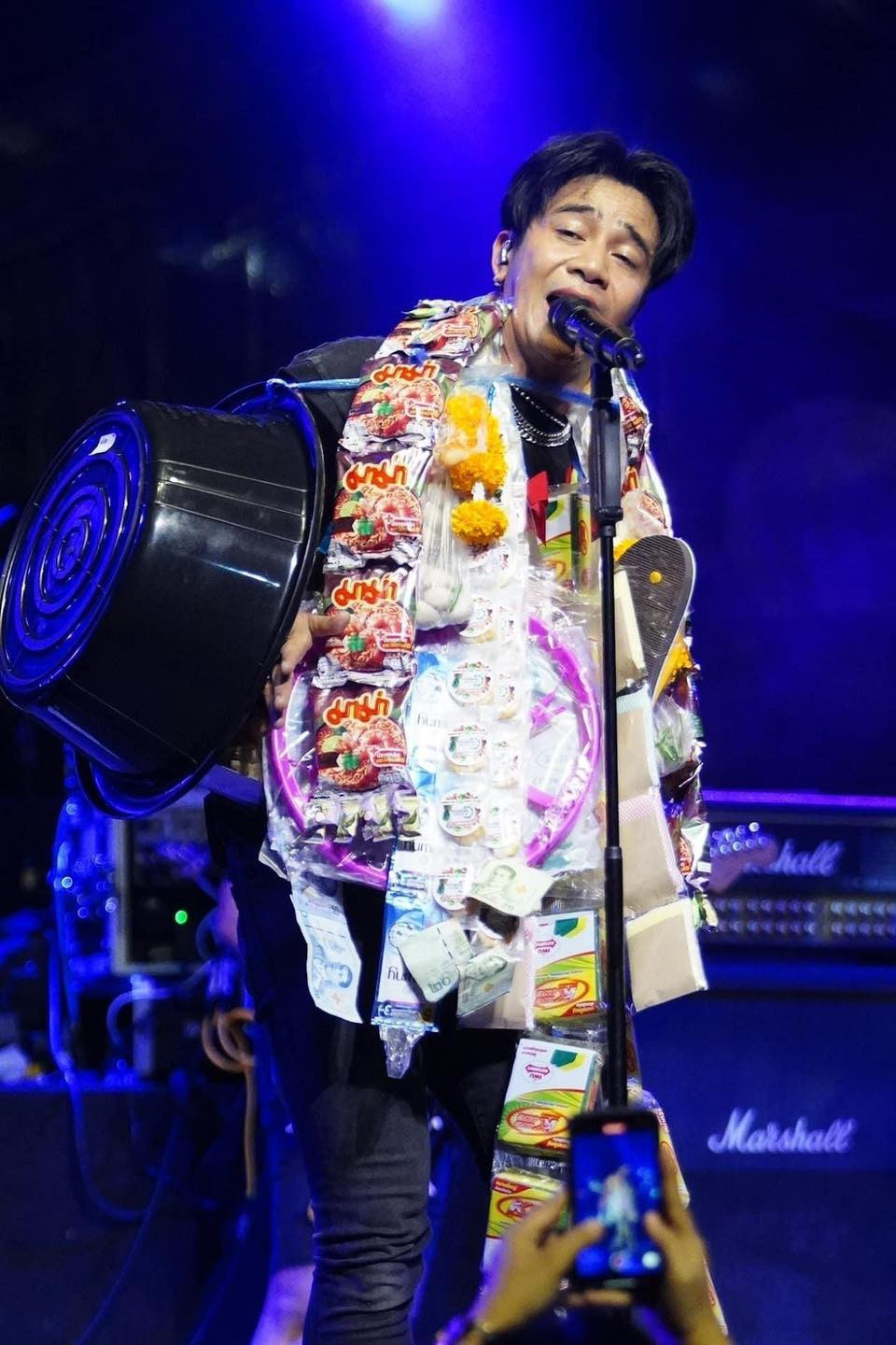 Vẫn hát say sưa với lủng lẳng đồ treo trên cổ.