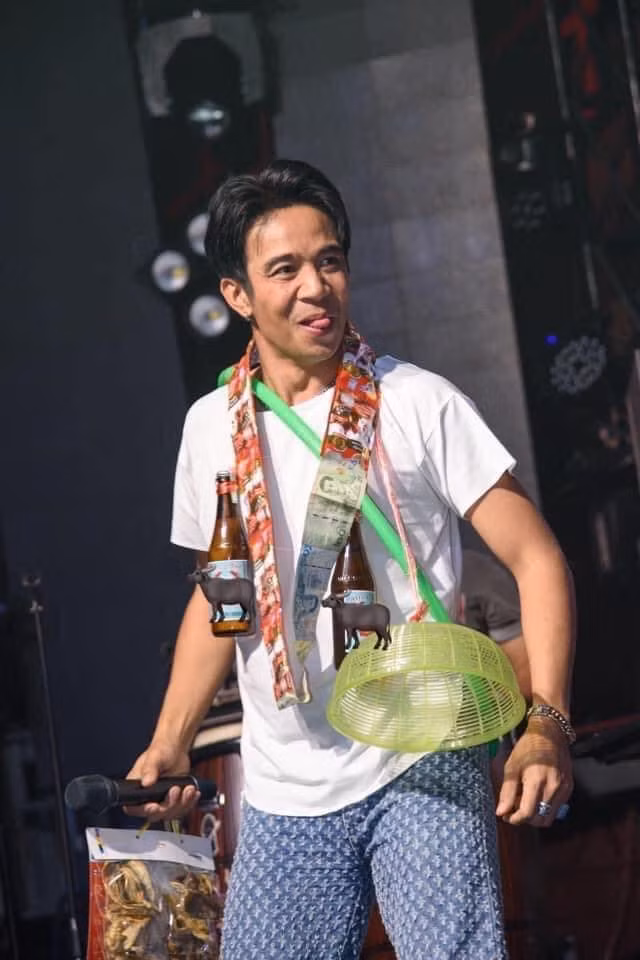 Tinh thần vui vẻ này của nam ca sĩ được rất nhiều người yêu mến.