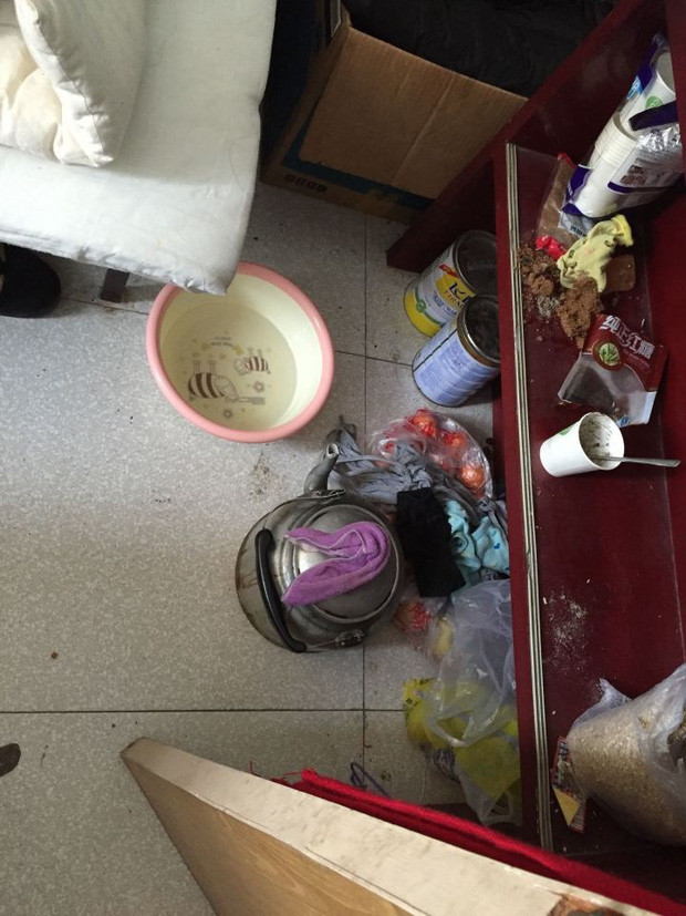 Mới đây, trên mạng xã hội xuất hiện một bài viết "bóc phốt" phòng ký túc xá bẩn không khác gì bãi rác của một cô gái khiến cộng đồng phát hoảng vì bừa bộn không khác gì bãi rác.