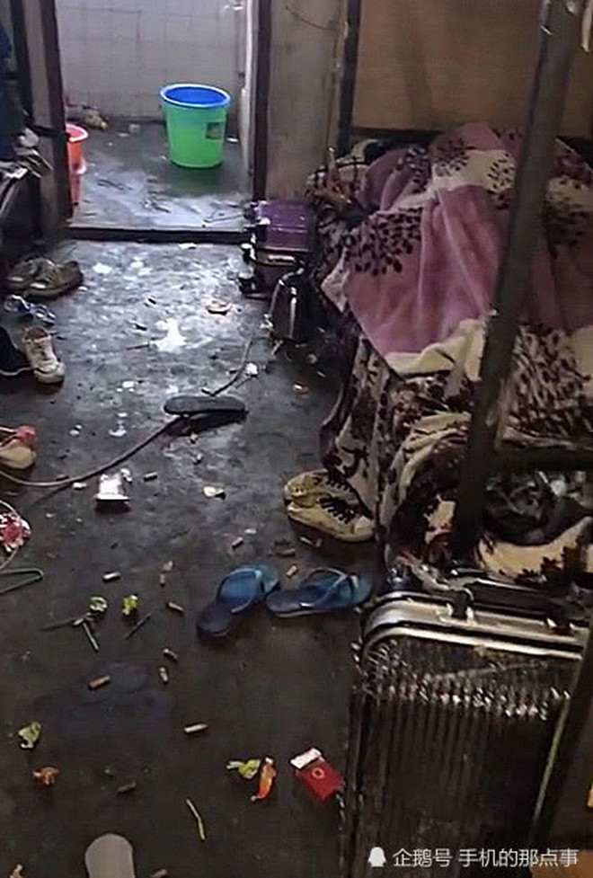 Trước đó, những bức ảnh về căn phòng ký túc xá được liệt vào dạng siêu bẩn cũng bị dân mạng "ném đã" rầm rầm khi xuất hiện trên mạng xã hội. Tàn thuốc, vỏ bánh kẹo vương vãi khắp trên sàn nhà , két bẩn đến nỗi khó rửa sạch.