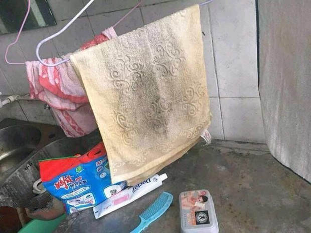 "Eo ôi con gái con đứa gì mà ở bẩn đến mức độ này được nhỉ? Không dọn nhà bao giờ hay sao?", "Mình là con trai, rất lười mà còn không đến nỗi như thế này. Không biết sau anh chàng nào rước được cô này về thì hạnh phúc lắm đây" - Cộng đồng mạng bình luận khi chứng kiến căn phòng ký túc xá như bãi rác của cô gái.