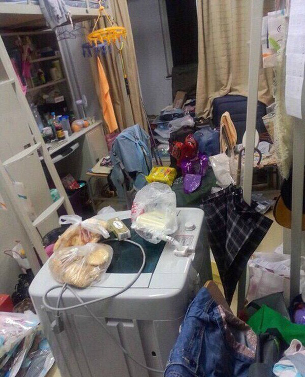 Có vẻ như tất cả mọi thứ mà đem được về phòng thì chủ nhân ký túc xá này đều làm bởi căn phòng quá bừa bộn với la liệt vật dụng. Đồ đạc được bày ở khắp nơi, đến mức dường như chẳng còn lối để đi.
