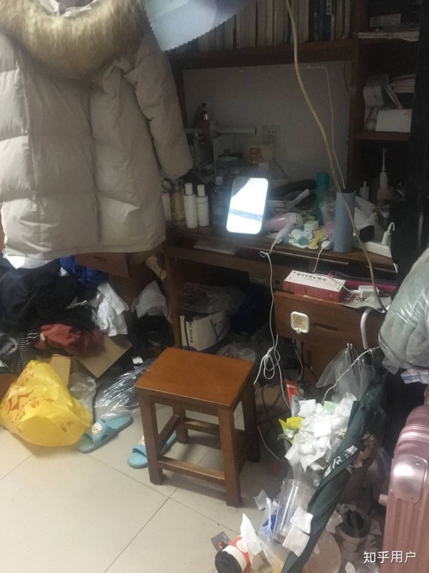 Trên chiếc bàn la liệt những vật dụng cá nhân từ sách vở tới đồ trang điểm, gương lược đều đủ cả. Rác thì vứt đầy ra sàn nhà trông vô cùng đáng sợ.Không ai có thể nghĩ đây là không gian sống của một cô gái.