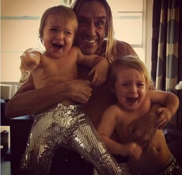 Không! Con không muốn chụp ảnh với chiếc quần óng ánh này!