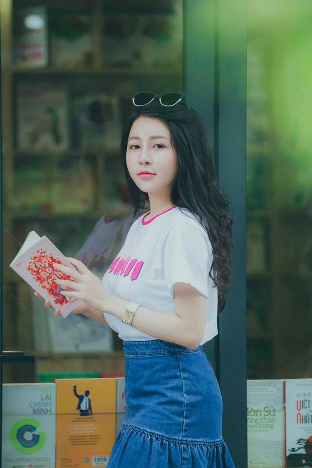 Sau thời gian ở ẩn vì bị nghi lộ clip nóng với bạn trai, hot girl Trâm Anh (SN 1996, Thanh Hóa) chính thức trở lại, hoạt động trên trang cá nhân.