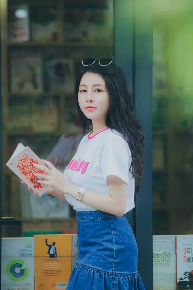 Sau thời gian ở ẩn vì bị nghi lộ clip nóng với bạn trai, hot girl Trâm Anh (SN 1996, Thanh Hóa) chính thức trở lại, hoạt động trên trang cá nhân.