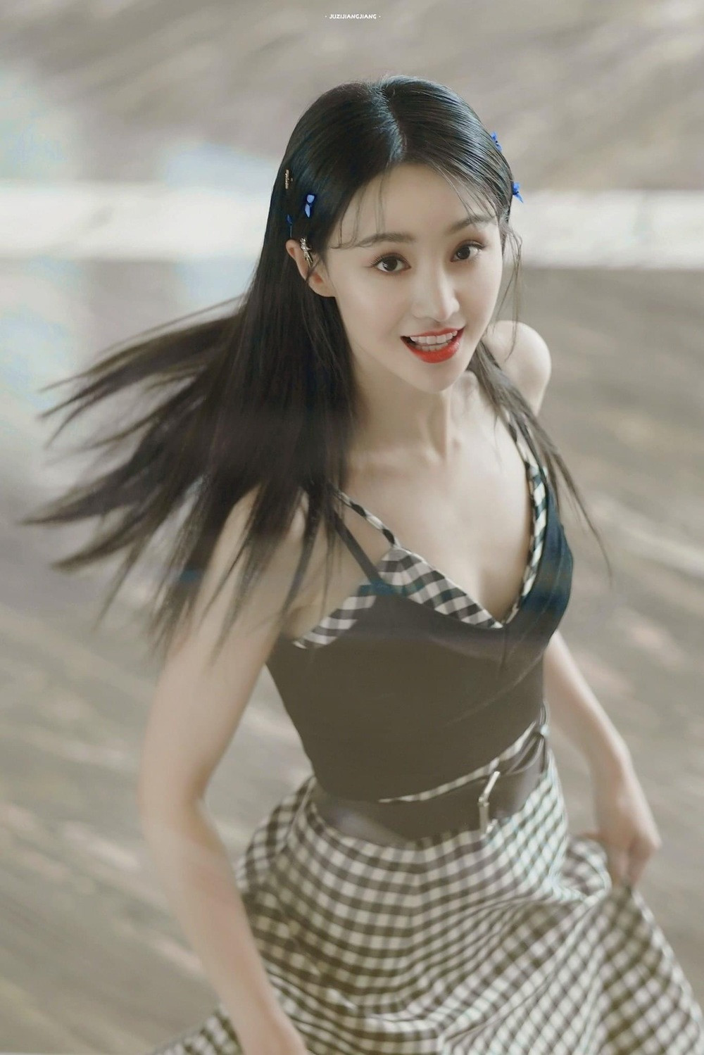 Bên cạnh vị trí đứng nhất của nữ diễn viên Triệu Lệ Dĩnh, Trịnh Sảng và Dương Mịch cũng có cuộc đua khá cam go trên bảng xếp hạng khi hai vị trí khá sít sao nhau về lượt xem phim tren YouTube. Đông đảo cư dân mạng không khỏi bất ngờ khi Trịnh Sảng lại "vượt mặt" cả đàn chị Dương Mịch để ghi tên mình vào vị trí thứ hai trên bảng xếp hạng top 10.