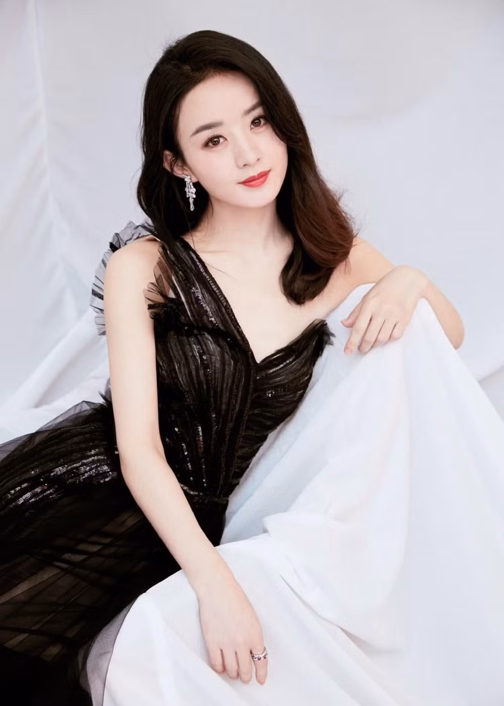 Có thể kể tên những bộ phim ghi dấu ấn của mỹ nhân Cbiz này gồm Sam Sam Đến Rồi, Sở Kiều truyện, Hoa Thiên Cốt, Minh Lan truyện... đều nhận về nhiều phản hồi tích cực từ khán giả. Chính sự đều đặn ra phim cũng như phong độ diễn xuất ổn định đã giúp mỹ nhân họ Triệu được nhận xét xuất hiện ở vị trí đứng đầu trên bảng top xếp hạng là hoàn toàn hợp lý.