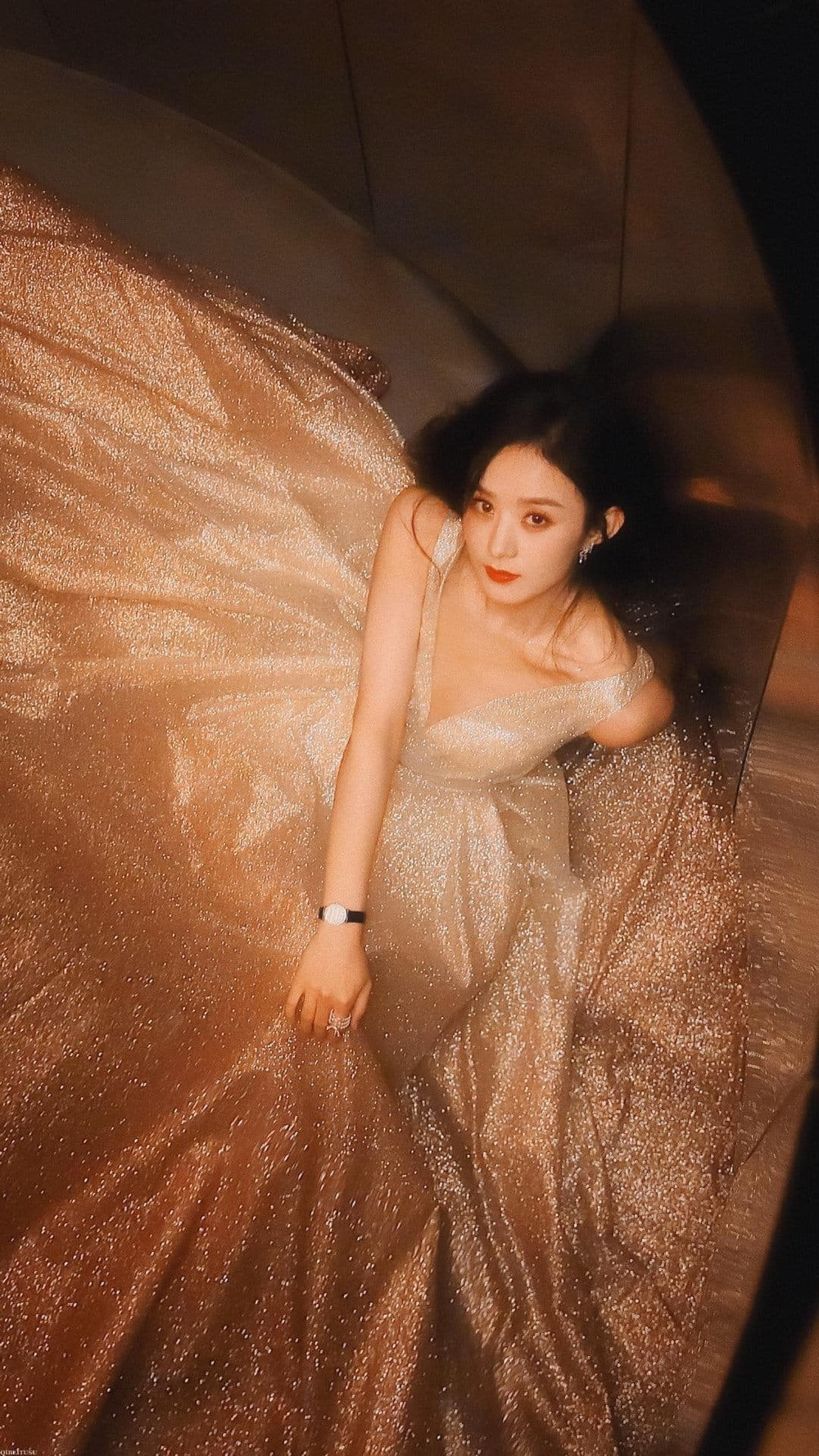 Gây bất ngờ nhất chính là việc Triệu Lệ Dĩnh vượt qua nhiều gương mặt đàn chị như Tôn Lệ, Lưu Đào trở thành "nữ hoàng" đứng đầu bảng xếp hạng. Trong suốt nhiều năm hoạt động nghệ thuật, Triệu Lệ Dĩnh đã tham gia vào không ít tác phẩm truyền hình ăn khách và nhận về không ít lời khen ngợi từ dư luận về khả năng diễn xuất ngày càng "lên tay".