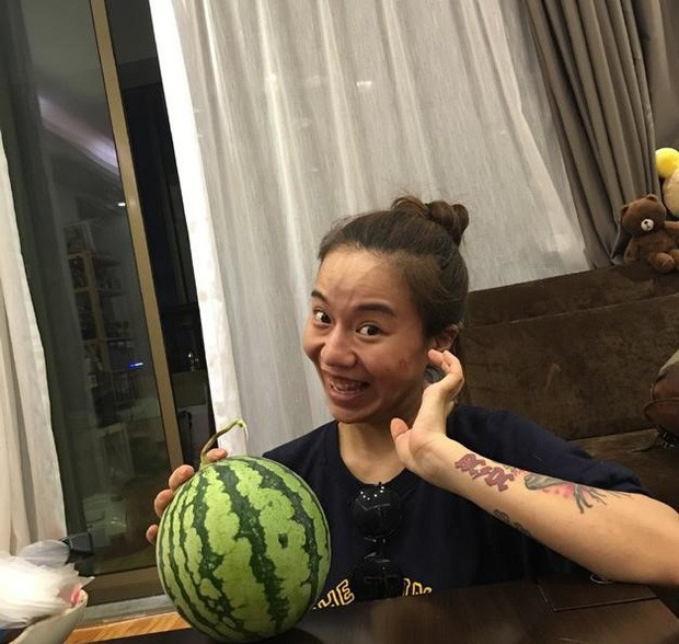 Theo đó, hot girl xứ Trung có gương mặt thô, làn da đen và nhiều vết thâm do mụn.