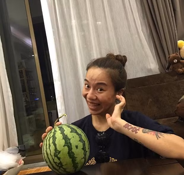 Theo đó, hot girl xứ Trung có gương mặt thô, làn da đen và nhiều vết thâm do mụn.