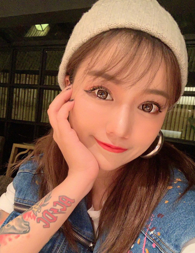 Nhiều người chỉ trích Hiểu Dao quá lạm dụng makeup và photoshop, lừa dối người hâm mộ. Cũng có ý kiến khen ngợi cô nàng dũng cảm, dám sống thật với bản thân.