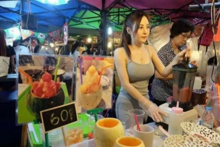 Các cô gái thường lựa chọn làm việc tại các mô hình kinh doanh thế này vì mức lương được trả khá cao.