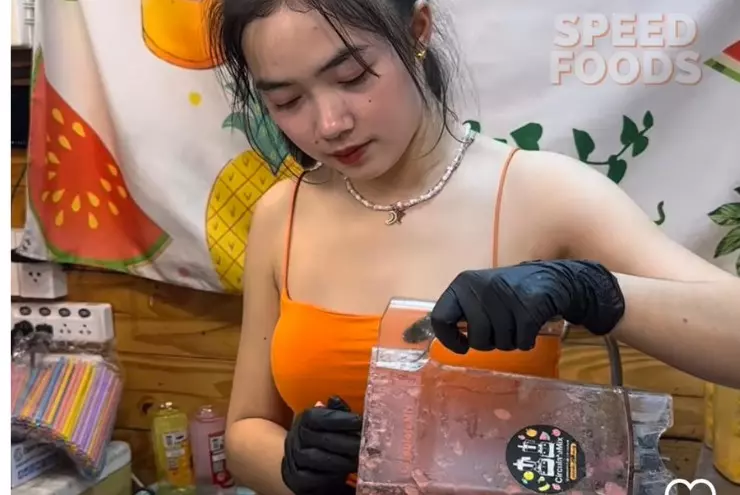 Dẫu biết mùa hè là nóng, thế nhưng chỉ mặc mỗi áo dây để phục vụ khách thì không phù hợp với thuần phong mỹ tục người Việt chút nào.