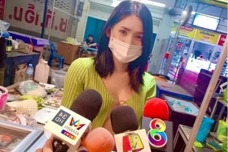 Ở Trung Quốc, các mô hình kinh doanh với những chiêu trò này cũng ra đời. Thậm chí có cả 1 công ty chuyên cung cấp dịch vụ các người đẹp ăn mặc "mát mẻ" đến bán hàng.