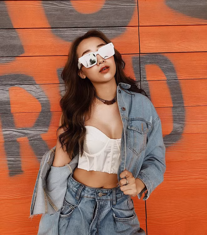 Nhìn những hình ảnh Kiều Ly đăng tải, dân mạng đều phải trầm trồ trước khí chất ngút ngàn của hot girl Hà Thành này. Mời quý độc giả đón xem thêm video Quỳnh Nga: Lý do ly hôn và tin đồn là người thứ 3 - Nguồn: KÊNH VTC14