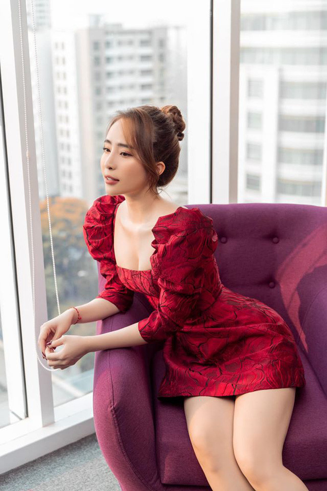 Sau khi công khai việc nâng ngực, Quỳnh Nga ngày càng ăn mặc gợi cảm. Cô chuộng những bộ váy ngắn và khoét sâu hơn.