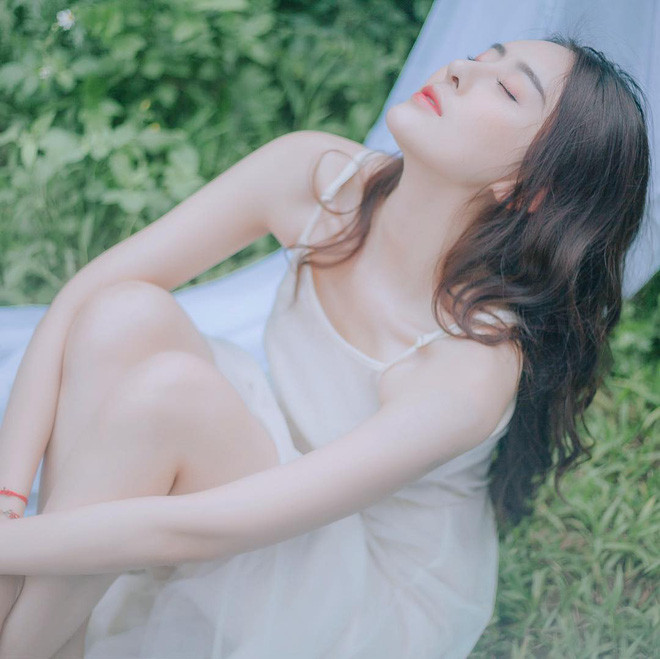 Điều này khiến nhiều người nhận định cô đụng chạm "dao kéo" để nâng tầm nhan sắc. Bên cạnh lời khen, không ít dân mạng "ném đá" và cho rằng cô không còn xinh đẹp như trước.