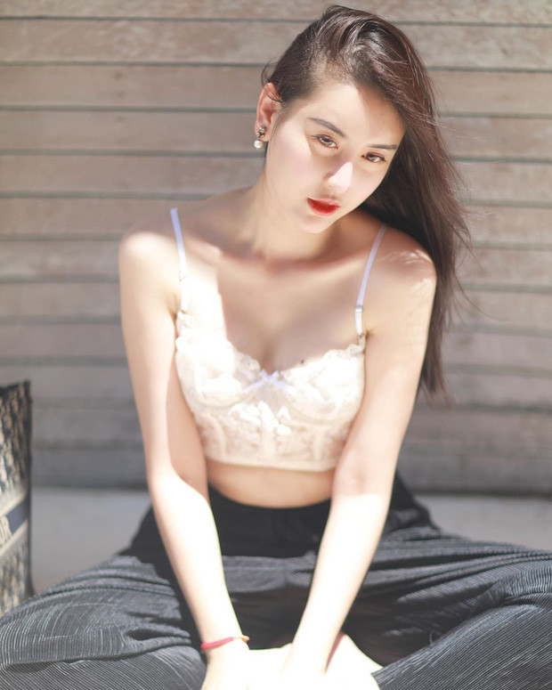 Sau khi trở thành Á hoàng trang sức 2017, hot girl đời đầu Hà Lade sở hữu vòng một phổng phao bất ngờ từ lúc nào chẳng hay.