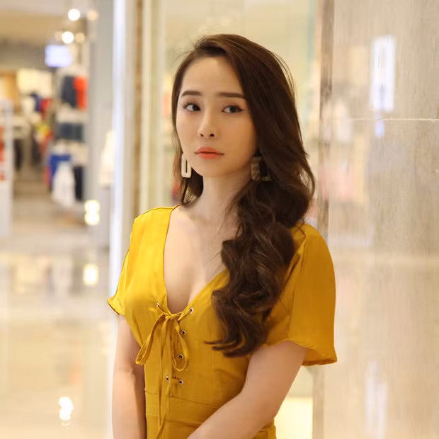 "Cá sấu chúa" Quỳnh Nga - cựu hot girl đình đám một thời là một trong số những cô nàng hiếm hoi dám thẳng thắn thừa nhận việc "dao kéo" vòng một.