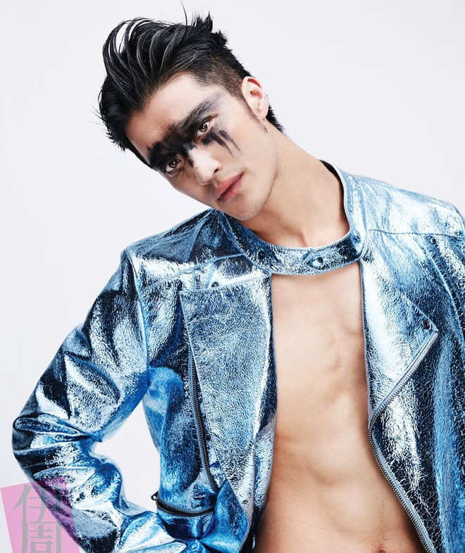 Giống như nhiều người đồng tính khác, Edison phải trải qua thời gian khó khăn trước khi công khai giới tính thật của mình. Anh từng chia sẻ đã lập kế hoạch come out sau khi học xong và ra trường bởi lúc đó anh có thể tự tin hơn khi tự chủ tài chính.