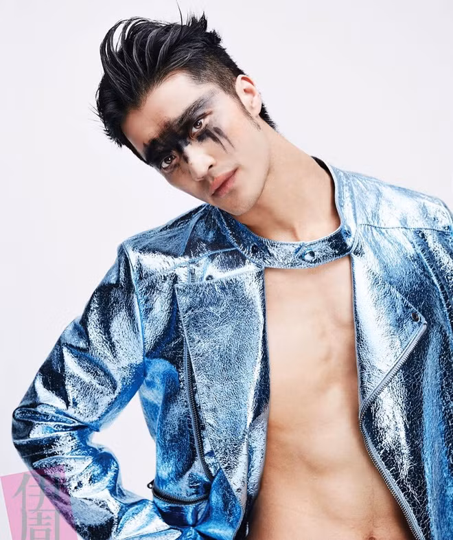 Giống như nhiều người đồng tính khác, Edison phải trải qua thời gian khó khăn trước khi công khai giới tính thật của mình. Anh từng chia sẻ đã lập kế hoạch come out sau khi học xong và ra trường bởi lúc đó anh có thể tự tin hơn khi tự chủ tài chính.