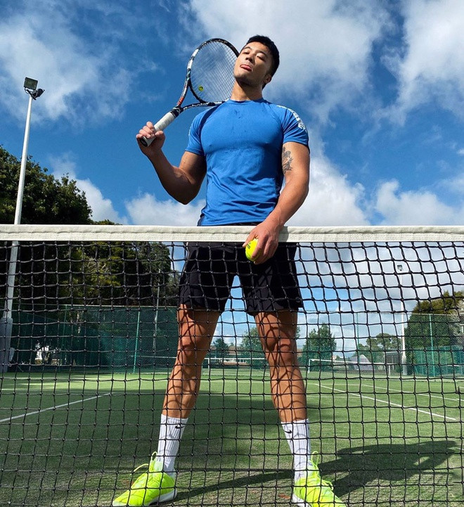 "Tôi đã công khai với gia đình, may mắn thay được kết hôn với một người đàn ông và giờ được làm việc trong một ngành công nghiệp vô cùng cởi mở với người đồng tính. Vài năm qua, tôi có cuộc sống thuận lợi, không gặp phải bất kỳ hành vi kỳ thị đồng tính nào. Có lúc tôi quên đi một điều nhiều người cho là bất bình thường rằng tôi gay, hay đúng hơn là tôi quên mất mình đã phải đấu tranh ra sao để được sống đúng là mình", Edison từng bộc bạch.