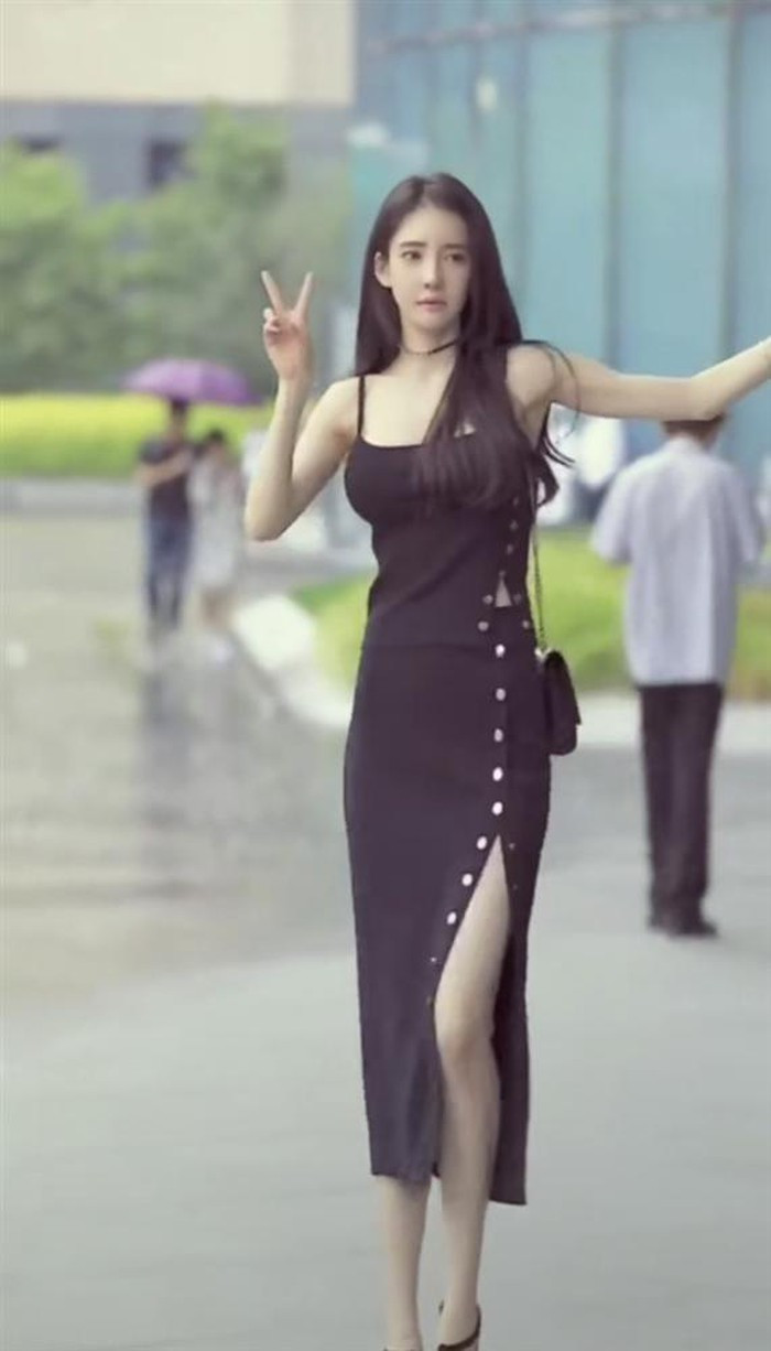 Với nhan sắc xinh đẹp, chiều cao nổi trội và thân hình quyến rũ, Ban Seojin thành công trong công việc người mẫu tại đất nước tỷ dân. Trên mạng xã hội, cô cũng là hot girl có tiếng với 500 nghìn lượt theo dõi.