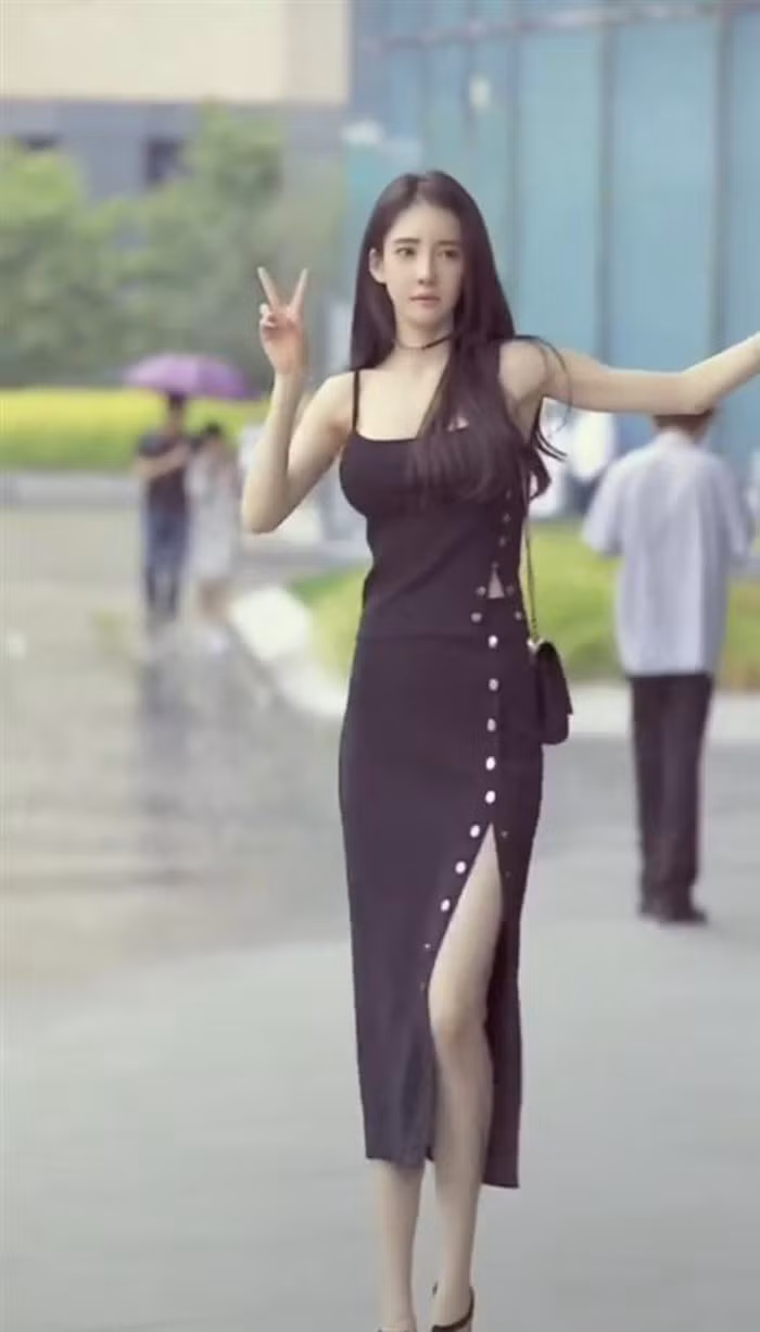 Với nhan sắc xinh đẹp, chiều cao nổi trội và thân hình quyến rũ, Ban Seojin thành công trong công việc người mẫu tại đất nước tỷ dân. Trên mạng xã hội, cô cũng là hot girl có tiếng với 500 nghìn lượt theo dõi.