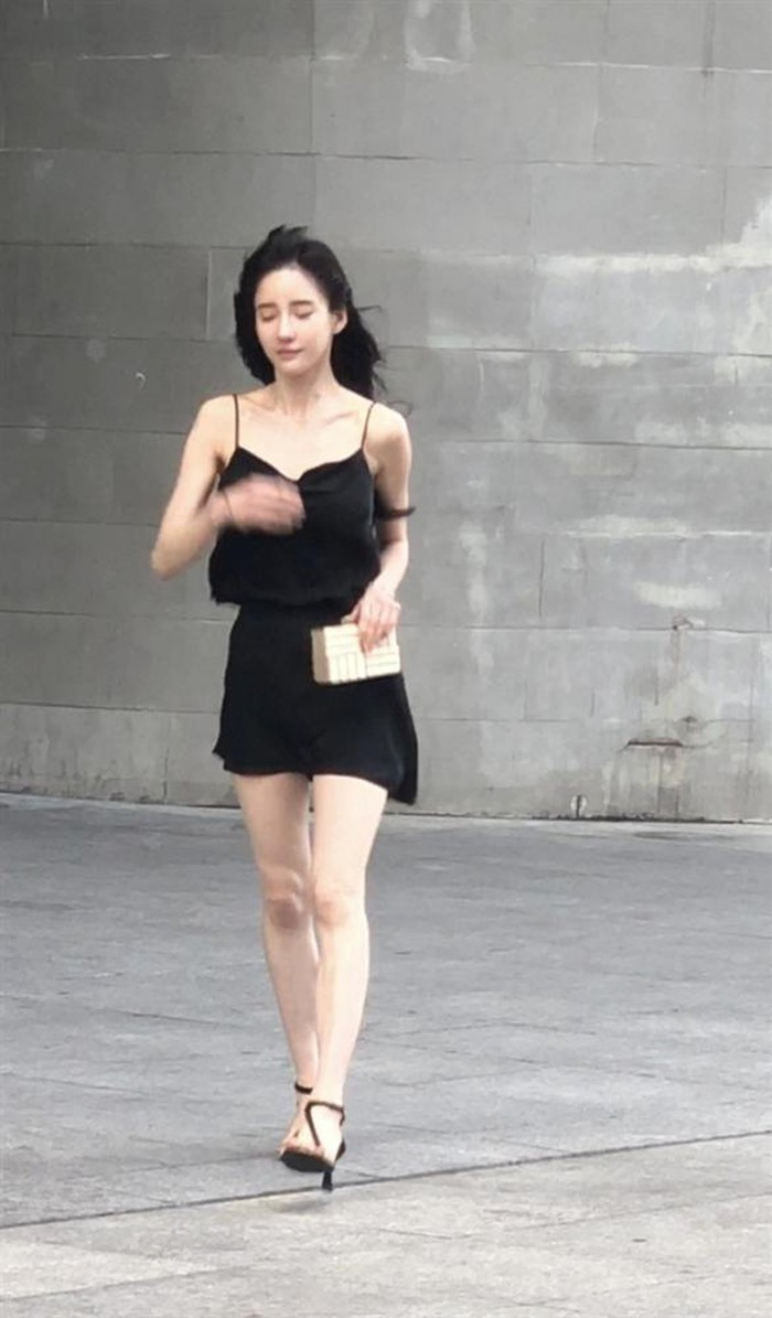 Trong tấm ảnh bị lộ, trông bản sao Angela Baby không cao như bình thường nếu không muốn nói là lùn. Đôi chân cũng không mượt mà như trên hình mà khá thô xấu.