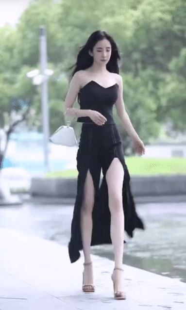 Tất cả tấm ảnh mà Seojin đăng tải đều khéo khoe được đôi chân dài cực đẹp cùng dáng người duyên dáng. Thế nhưng mới đây, cô nàng bị lộ một số tấm ảnh chưa qua chỉnh sửa khiến nhiều người "phát hoảng".