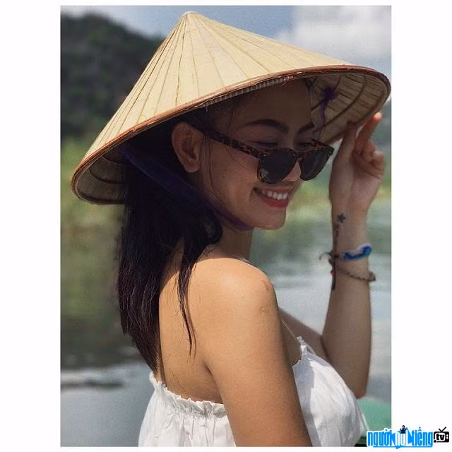 Mới đây, hot girl Sài Gòn Cococheoli (tên thật: Phương Anh) đăng story bày tỏ sự xót xa trước vụ việc cháy rừng Amazon. Cụ thể, cô này chia sẻ hình ảnh lính cứu hoả cho gấu koala uống nước sau khi cứu nó từ vụ cháy rừng. Ảnh: nguoinoitieng.tv 