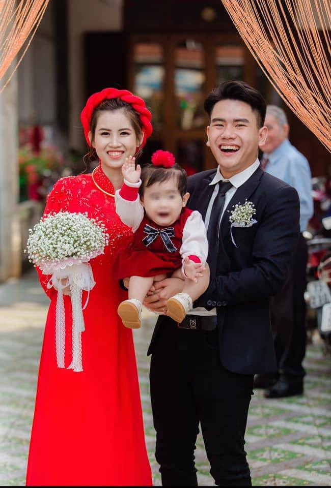 Chia sẻ với cư dân mạng, mẹ của bé cho biết sự xuất hiện của cô con gái đáng yêu đã khuấy động cả hai bên gia đình. Nhờ có cô bé mà đám cưới trở nên vui hơn gấp vạn lần. Được biết, bé gái có tên thường gọi là Bee, năm nay đã hơn 1 tuổi và đang sinh sống cùng bố mẹ tại Quảng Bình.