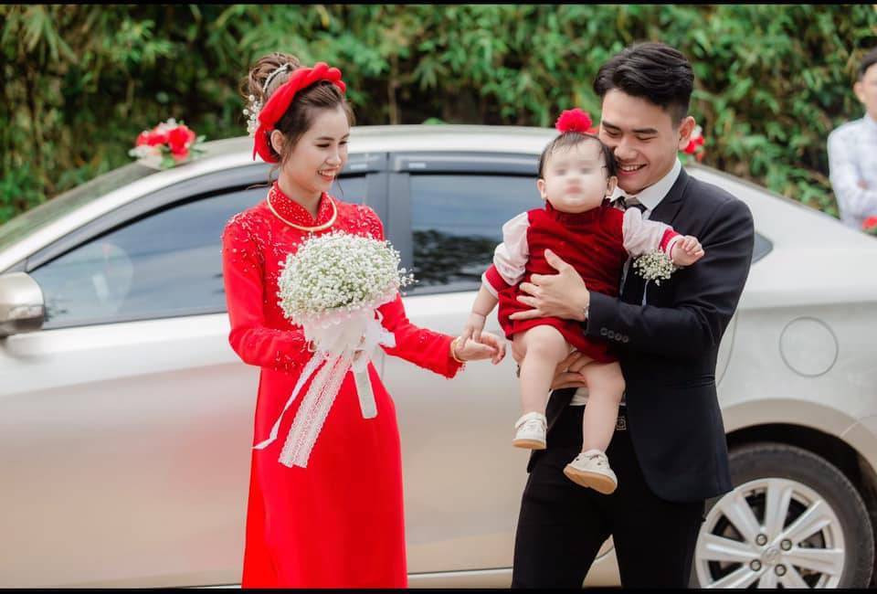 Sự xuất hiện của cô bé Bee đã khiến đám cưới của bố mẹ mình trở nên đặc biệt hơn bao giờ hết. Đây chắc hẳn là kỷ niệm khó quên đối với gia đình nhỏ đáng yêu này.