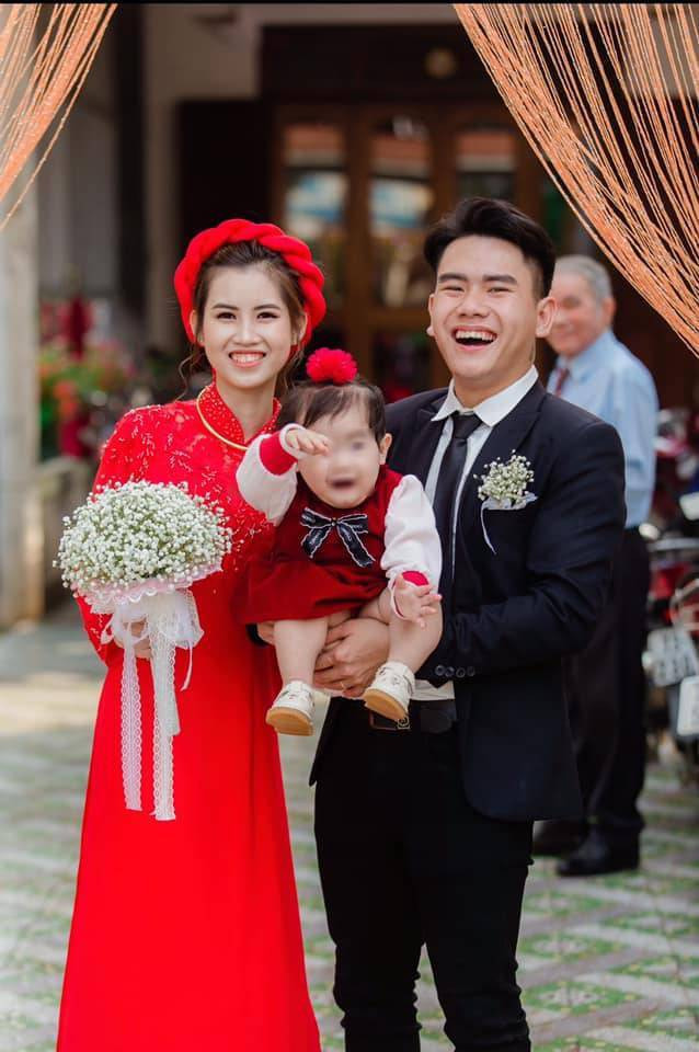 Với loạt biểu cảm đa dạng và không đụng hàng của mình, cô bé đã khiến cộng đồng mạng "dậy sóng". Nhiều cư dân mạng bày tỏ sự thích thú và dành những lời ngọt ngào cho bé gái cũng như cho cả gia đình:"Yêu quá cơ. Em bé giống ba quá!". "Vợ chồng đẹp đôi có bé con yêu ghê". "Bé dễ thương quá. Chúc gia đình hạnh phúc ạ". "Hai vợ chồng đều đẹp chắc em bé lớn lên nhan sắc cũng đỉnh lắm đây!".