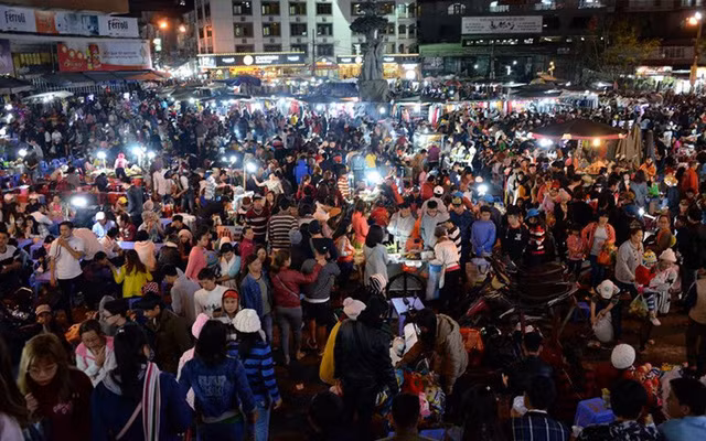 Cũng giống như Tam Đảo thì Đạt Lạt cũng là địa điểm đông đúc quanh năm bởi tiết trời dễ chịu, khung cảnh đẹp. Thế nhưng giữa mùa dịch, đây lại trở thành môi trường khiến virus corona lây lan nhanh chóng.
