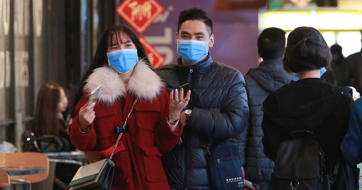 Tuy nhiên nếu muốn, vẫn có thể tới rạp chiếu phim nhưng hãy trang bị khẩu trang, dung dịch rửa tay và tránh chạm, tiếp xúc vào những vật dụng như tay nắm cầu thang, cánh cửa,....