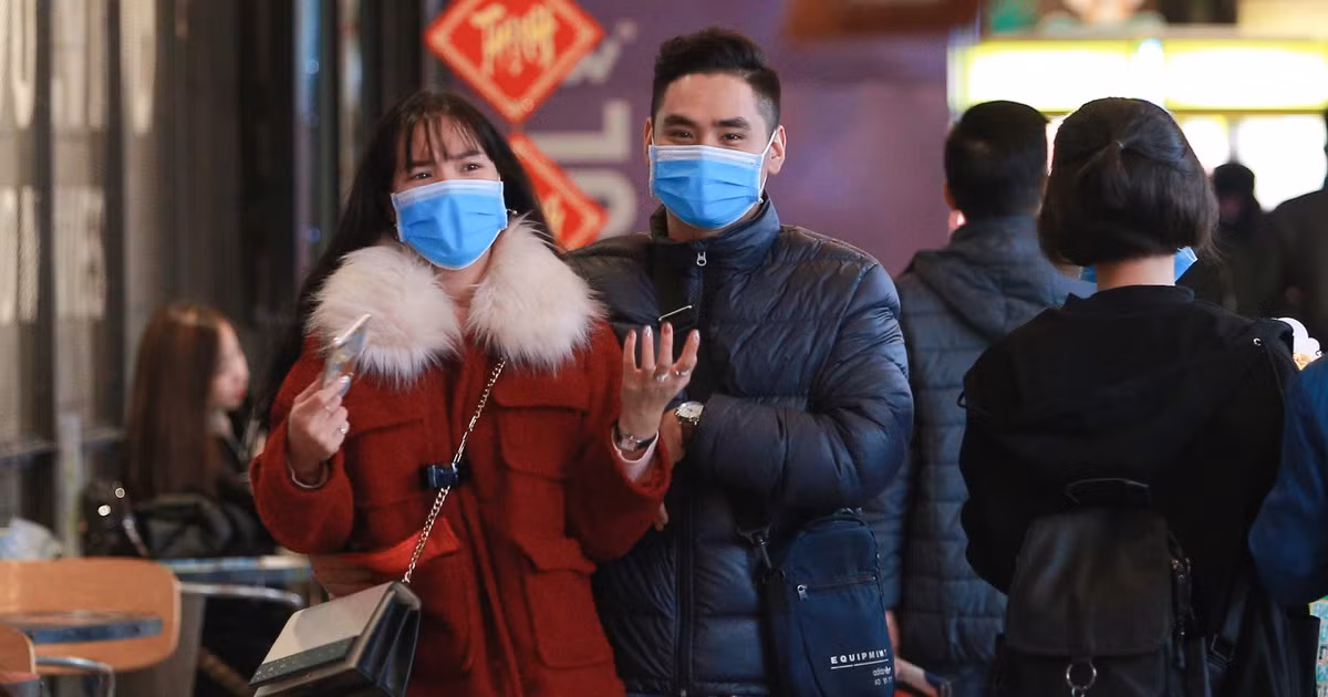 Tuy nhiên nếu muốn, vẫn có thể tới rạp chiếu phim nhưng hãy trang bị khẩu trang, dung dịch rửa tay và tránh chạm, tiếp xúc vào những vật dụng như tay nắm cầu thang, cánh cửa,....