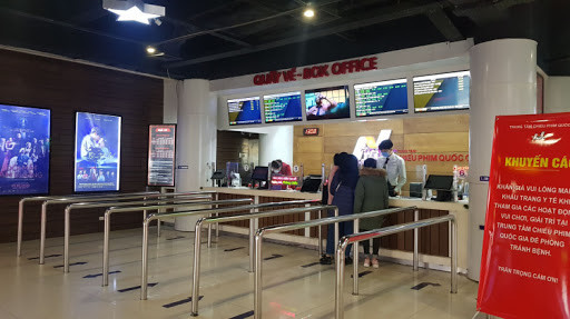Từ khi dịch bệnh corona bùng phát, khách tới xem phim ở các rạp vắng vẻ hơn hẳn bởi đây là địa điểm đông, phải tiếp xúc gần rất nhiều người lạ, dễ lây lan virus corona.