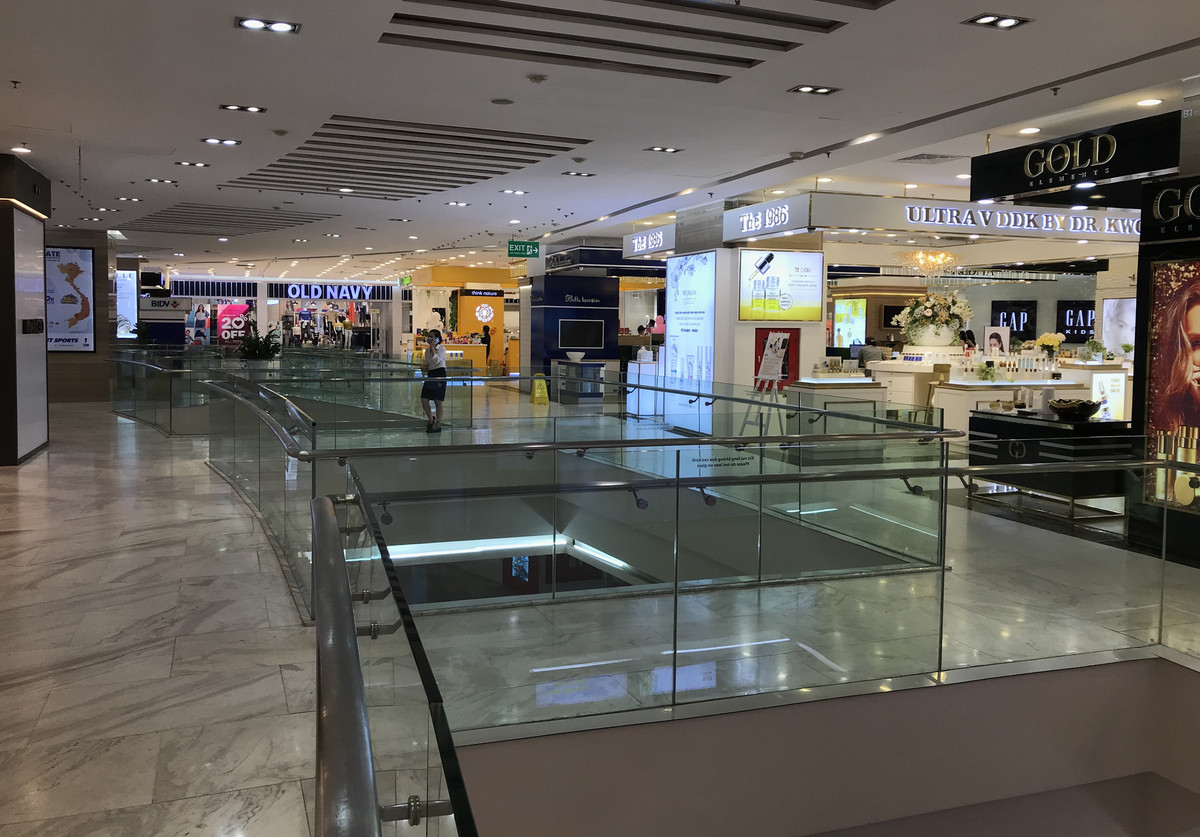 Nhiều người lo ngại sẽ lây lan corona nên tránh đến các trung tâm thương mại, các khu tổ hợp ăn - chơi.