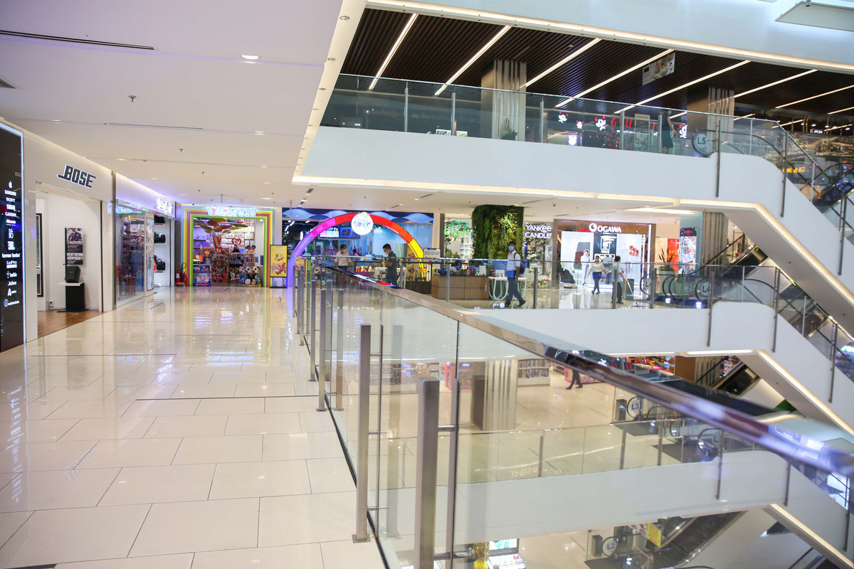 Cùng chung số phận với rạp chiếu phim, trung tâm thương mại cũng đìu hiu giữa mùa dịch. Đây là tụ điểm nhiều khu vui chơi, ăn uống nên rất dễ khiến dịch corona lây lan.