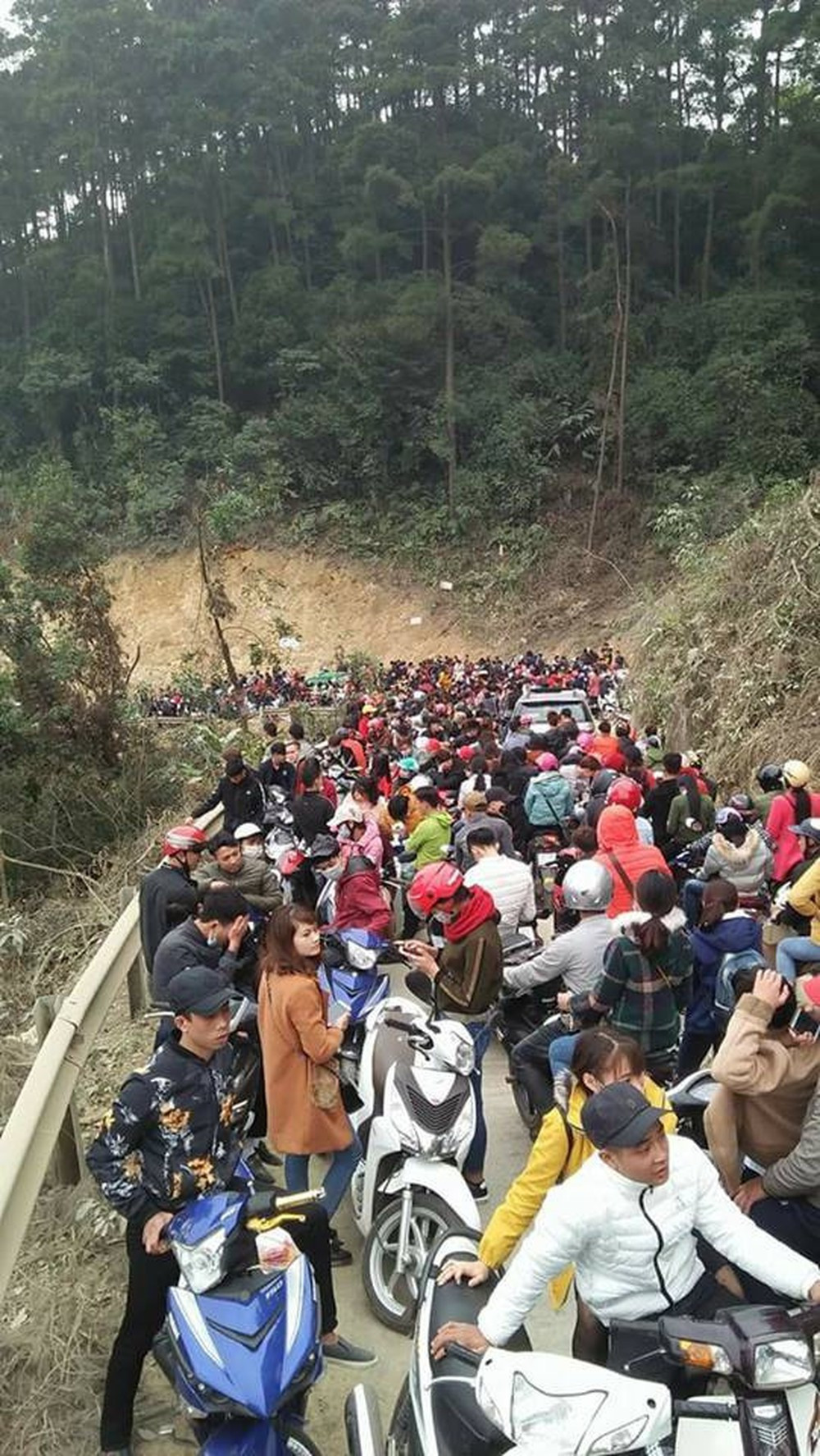 Hơn thế, tỉnh Vĩnh Phúc đang là một trong những ổ dịch corona tại Việt Nam với 10 ca nhiễm bệnh, nhiều nhất cả nước. Việc kéo đến Tam Đảo thời điểm này có thể khiến diễn biến dịch bệnh ngày càng trở nên nghiêm trọng.