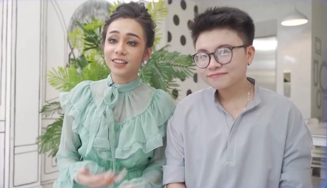 Khi cả 2 đã biết về mong ước giới tính thật của nhau thì như tìm được đồng minh. Năm 12 tuổi, Nhi cắt phăng mái tóc dài, ăn mặc giống con trai. Còn Tùng từng chút một thể hiện sự nữ tính. Tùng để tóc dài, buộc chỏm theo phong cách unisex rồi nuôi dài hẳn. Tùng trang điểm, đánh son màu nude rồi chuyển sang màu đỏ, màu hồng, độn ngực khi mặc trang phục con gái…