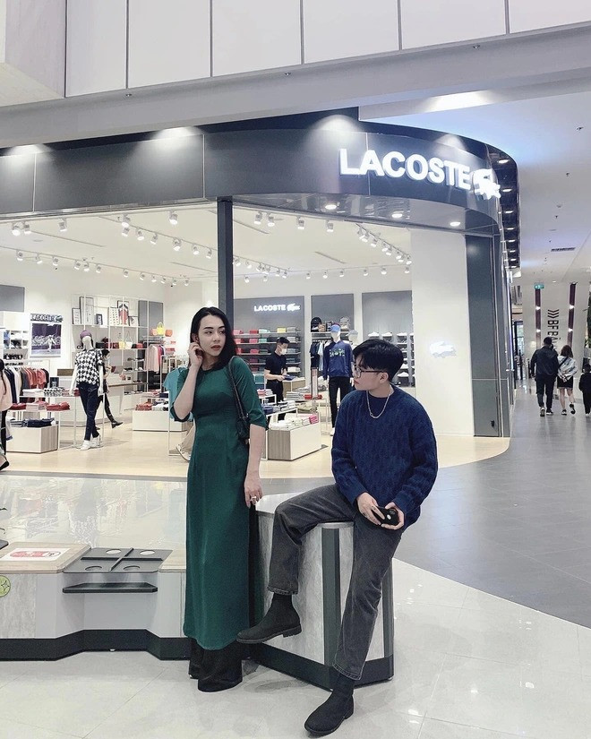 Năm 2019, Tùng quyết định phẫu thuật ngực và đổi tên thành Cô Cô Kim, còn Yến Nhi đổi tên thành Bình Nhi. Ngoại hình của cả hai chị em đều dần thay đổi theo thời gian. Kim ngày càng xinh đẹp, mềm mại, nữ tính, sexy hơn còn Nhi cũng menly thấy rõ.