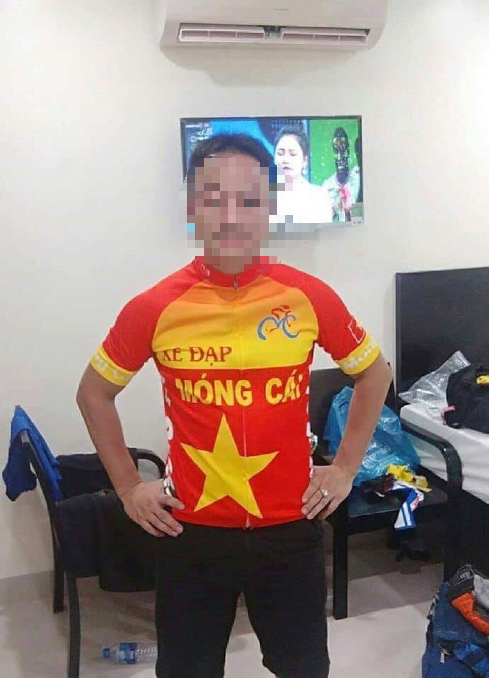 Theo đó, Thượng uý Nguyễn Xô Việt sai con trai vào cửa hàng lấy một gói xúc xích nhưng không chịu thanh toán, khi bị nhắc nhở liền chửi bới, ném xúc xích về phía nhân viên. Chưa hả giận , anh ta tiến tới tát vào mặt một nhân viên khác đứng gần đó trước sự chứng kiến của rất nhiều người.